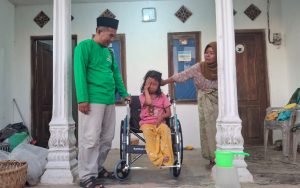Siswi Penyandang Disabilitas di Sumenep Dapat Bantuan Kursi Roda dari Baznas