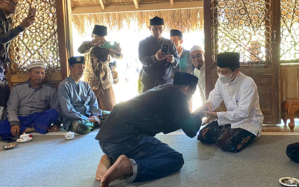 Mas Kiai Ampuni Penghina Almarhum Kiai Warits