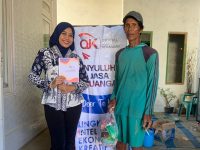 FOTO: OJK bersama LIKE saat mengadakan penyuluhan jasa keuangan dengan menyisir rumah-rumah warga di Kabupaten Sumenep.