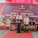 FOTO: Pasangan Bakal Calon Bupati dan Bakal Calon Wakil Bupati Sumenep Achmad Fauzi Wongsojudo dan KH. Imam Hasyim saat tiba di kantor Komisi Pemilihan Umum Daerah (KPUD) Sumenep. Kamis (29/08/2024).