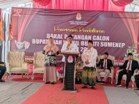 FOTO: Pasangan Bakal Calon Bupati dan Bakal Calon Wakil Bupati Sumenep Achmad Fauzi Wongsojudo dan KH. Imam Hasyim saat tiba di kantor Komisi Pemilihan Umum Daerah (KPUD) Sumenep. Kamis (29/08/2024).