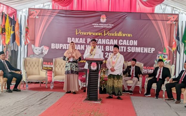 FOTO: Pasangan Bakal Calon Bupati dan Bakal Calon Wakil Bupati Sumenep Achmad Fauzi Wongsojudo dan KH. Imam Hasyim saat tiba di kantor Komisi Pemilihan Umum Daerah (KPUD) Sumenep. Kamis (29/08/2024).