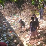 FOTO: Sejumlah Pemuda yang tergabung dalam Komunitas Sahabat Alam melakukan gerakan bersih-bersih sampah di Sungai desa Billapora Barat, Ganding Sumenep.