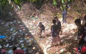 Peduli Lingkungan, Komunitas Sahabat Alam Bersih-bersih Sampah di Sungai Desa Billapora Barat