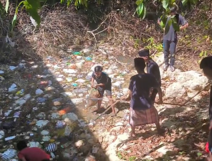 FOTO: Sejumlah Pemuda yang tergabung dalam Komunitas Sahabat Alam melakukan gerakan bersih-bersih sampah di Sungai desa Billapora Barat, Ganding Sumenep.