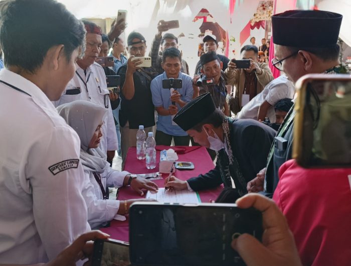 FOTO: Paslon KH Ali Fikri A Warits dan KH Unais Ali Hisyam saat mendaftarkan diri sebagai calon Bupati dan Wakil Bupati Sumenep dalam Pilkada 2024. Kamis (29/08/2024).