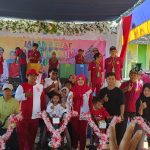 Foto: Kepala Desa Lobuk Moh Saleh didampingi Ketua TP PKK Yusnayati, saat menyerahkan hadiah utama berupa 4 unit sepeda listrik di JJS momentum HUT kemerdekaan ke-79 Republik Indonesia, di wisata spot pancing pantai matahari.