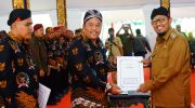 FOTO: Bupati Sumenep, H. Achmad Fauzi Wongsojudo saat menyerahkan SK perpanjangan masa keanggotaan BPD masa Bhakti 2020-2028, 2021-2029 dan 2022-2030, di pendopo Agung Keraton Sumenep. (Panji Agira for wartazone.com)