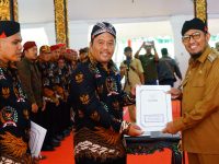 FOTO: Bupati Sumenep, H. Achmad Fauzi Wongsojudo saat menyerahkan SK perpanjangan masa keanggotaan BPD masa Bhakti 2020-2028, 2021-2029 dan 2022-2030, di pendopo Agung Keraton Sumenep. (Panji Agira for wartazone.com)
