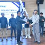 FOTO: Penyerahan bendera pataka dari Ketua Umum JMSI Jawa Timur Syaiful Anam (kanan), kepada Ketua Umum JMSI Sumenep, Supanji, saat prosesi pelantikan pengurus JMSI Sumenep periode 2024-2027. (Panji Agira/wartazone.com)