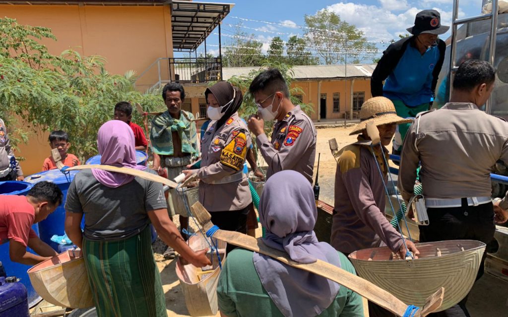 HUT Bhayangkara ke-69, Satlantas Polres Sumenep Salurkan 12 Ribu Liter Air Bersih