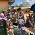 FOTO: Kasat Lantas Polres Sumenep, AKP Ninit Titis Dwiyani saat menyalurkan air bersih di Wilayah Kecamatan Pasongsongan, Kabupaten Sumenep. Kamis (12/09/2024).
