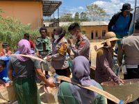FOTO: Kasat Lantas Polres Sumenep, AKP Ninit Titis Dwiyani saat menyalurkan air bersih di Wilayah Kecamatan Pasongsongan, Kabupaten Sumenep. Kamis (12/09/2024).