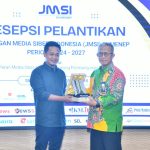 FOTO: Penyerahan penghargaan JMSI Award 2024 kepada BPRS Bhakti Sumekar Sumenep sebagai Penggerak Literasi Keuangan oleh ketua Umum JMSI Sumenep, Supanji (kiri), kepada Direktur Utama BPRS Bhakti Sumekar H. Hairil Fajar, saat pelantikan pengurus JMSI Sumenep periode 2024-2027. (Panji Agira/wartazone.com)
