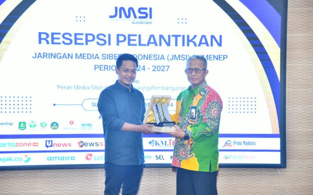 FOTO: Penyerahan penghargaan JMSI Award 2024 kepada BPRS Bhakti Sumekar Sumenep sebagai Penggerak Literasi Keuangan oleh ketua Umum JMSI Sumenep, Supanji (kiri), kepada Direktur Utama BPRS Bhakti Sumekar H. Hairil Fajar, saat pelantikan pengurus JMSI Sumenep periode 2024-2027. (Panji Agira/wartazone.com)