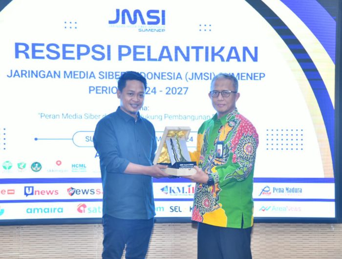 FOTO: Penyerahan penghargaan JMSI Award 2024 kepada BPRS Bhakti Sumekar Sumenep sebagai Penggerak Literasi Keuangan oleh ketua Umum JMSI Sumenep, Supanji (kiri), kepada Direktur Utama BPRS Bhakti Sumekar H. Hairil Fajar, saat pelantikan pengurus JMSI Sumenep periode 2024-2027. (Panji Agira/wartazone.com)