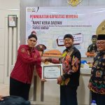 FOTO: Ketua PABPDSI Sumenep, M. Sukran Hamidi (kanan baju merah), menyerahkan penghargaan kepada Bupati Sumenep, H. Achmad Fauzi Wongsojudo, sebagai bapak BPD Sumenep. (Panji Agira for wartazone.com)