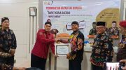 FOTO: Ketua PABPDSI Sumenep, M. Sukran Hamidi (kanan baju merah), menyerahkan penghargaan kepada Bupati Sumenep, H. Achmad Fauzi Wongsojudo, sebagai bapak BPD Sumenep. (Panji Agira for wartazone.com)