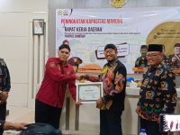 FOTO: Ketua PABPDSI Sumenep, M. Sukran Hamidi (kanan baju merah), menyerahkan penghargaan kepada Bupati Sumenep, H. Achmad Fauzi Wongsojudo, sebagai bapak BPD Sumenep. (Panji Agira for wartazone.com)