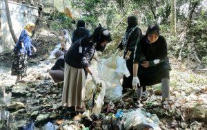 Jaga Ekosistem Sungai Rubaru Sumenep Lewat Giat Bersih-bersih Sampah