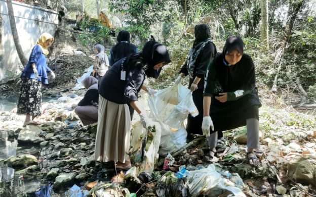 FOTO: KKN posko 19 Universitas Annuqayah Guluk-Guluk bekerjasama dengan Pemdes Rubaru, Dinas Lingkungan Hidup, Forkopimcam Rubaru dan komunitas Sahabat Alam, menggelar kegiatan bersih-bersih sungai. Minggu (15 September 2024).