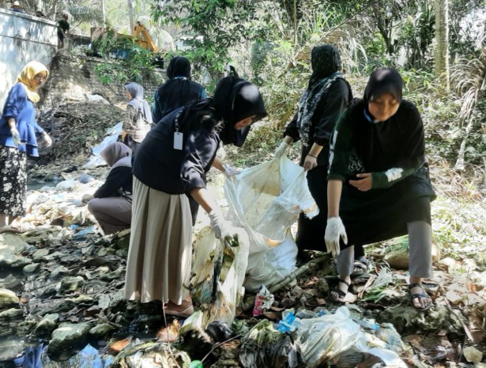 FOTO: KKN posko 19 Universitas Annuqayah Guluk-Guluk bekerjasama dengan Pemdes Rubaru, Dinas Lingkungan Hidup, Forkopimcam Rubaru dan komunitas Sahabat Alam, menggelar kegiatan bersih-bersih sungai. Minggu (15 September 2024).