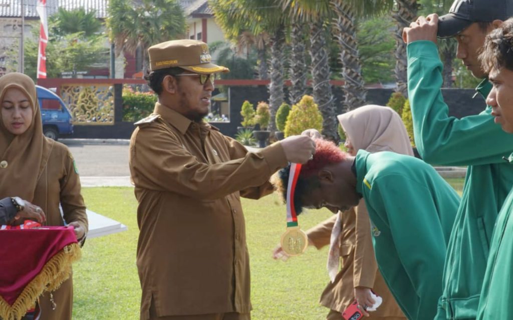 Harumkan Sumenep di Kanca Nasional, Bupati Fauzi Ganjar Penghargaan Atlet dan Kafilah Berprestasi