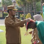 FOTO: Bupati Sumenep Achmad Fauzi Wongsojudo, saat menyerahkan penghargaan kepada atlet berprestasi yang mewakili Provinsi Jawa Timur pada PON XXI Aceh-Sumut 2024.