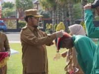 FOTO: Bupati Sumenep Achmad Fauzi Wongsojudo, saat menyerahkan penghargaan kepada atlet berprestasi yang mewakili Provinsi Jawa Timur pada PON XXI Aceh-Sumut 2024.