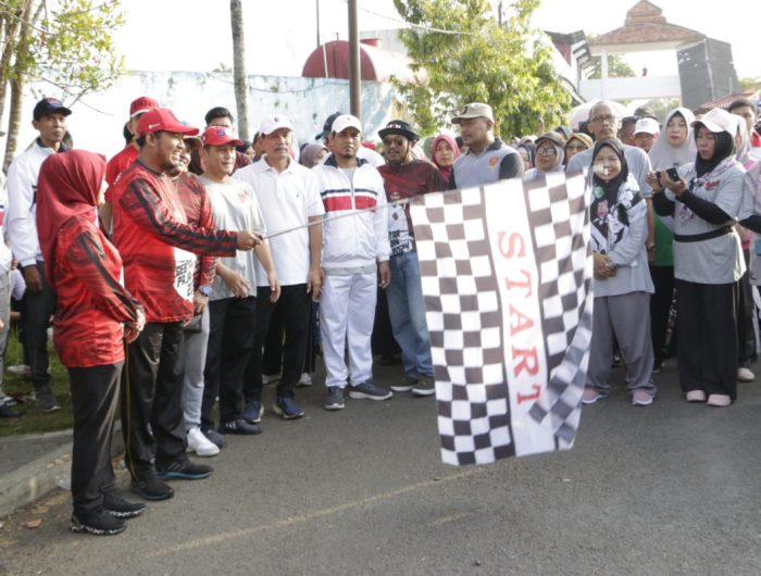 FOTO: Bupati Sumenep Achmad Fauzi Wongsojudo saat melepas peserta JJS, di GOR. A. Yani, Minggu (22/09/2024).