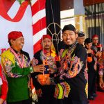 FOTO: Bupati Sumenep Achmad Fauzi Wongsojudo, menyerahkan alat pendeteksi atau Automation Identification System (AIS) yang terpasang di perahu atau kapal di belasan kecamatan.