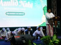 FOTO: Bupati Sumenep Achmad Fauzi Wongsojudo saat memberikan sambutan pada Peringatan Maulid Nabi Muhammad SAW, di Halaman Kantor Bupati, Selasa (17/09/2024).