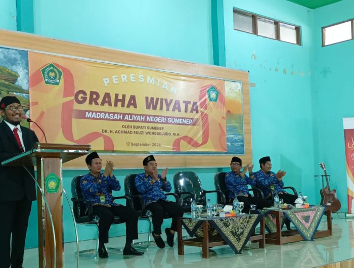 FOTO: Bupati Sumenep Achmad Fauzi Wongsojudo saat meresmikan Graha Wiyata MAN Sumenep, Selasa (19/09/2024).