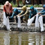 FOTO: Pemkab Bondowoso saat menyalurkan bantuan ikan secara simbolis.