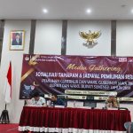 FOTO: Ketua KPU Sumenep Nurussyamsi saat menyampaikan sambutan dalam media gathering di Auditorium Hotel Kaberaz, membahas sosialisasi tahapan dan jadwal pemilihan serentak tahun 2024, Kamis (26 September 2024).
