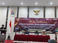 FOTO: Ketua KPU Sumenep Nurussyamsi saat menyampaikan sambutan dalam media gathering di Auditorium Hotel Kaberaz, membahas sosialisasi tahapan dan jadwal pemilihan serentak tahun 2024, Kamis (26 September 2024).