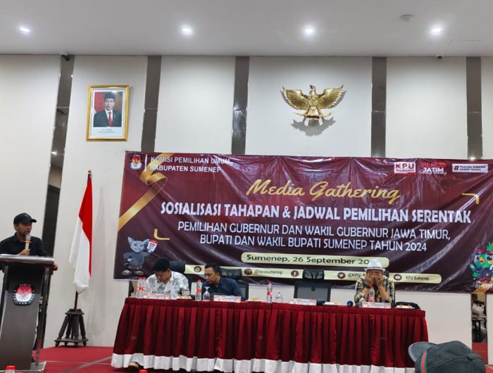 FOTO: Ketua KPU Sumenep Nurussyamsi saat menyampaikan sambutan dalam media gathering di Auditorium Hotel Kaberaz, membahas sosialisasi tahapan dan jadwal pemilihan serentak tahun 2024, Kamis (26 September 2024).