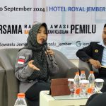 FOTO: Kordiv Pencegahan, Parmas dan Humas Bawaslu Jember, Wiwin Riza Kurnia saat menggelar sosialisasi pengawasan Pemilu dan deklarasi Pilkada damai dengan menggandeng kesenian lokal.