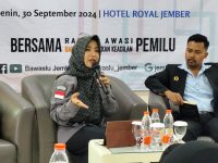 FOTO: Kordiv Pencegahan, Parmas dan Humas Bawaslu Jember, Wiwin Riza Kurnia saat menggelar sosialisasi pengawasan Pemilu dan deklarasi Pilkada damai dengan menggandeng kesenian lokal.