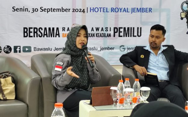 FOTO: Kordiv Pencegahan, Parmas dan Humas Bawaslu Jember, Wiwin Riza Kurnia saat menggelar sosialisasi pengawasan Pemilu dan deklarasi Pilkada damai dengan menggandeng kesenian lokal.