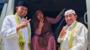 FOTO: Calon Bupati dan Wakil Bupati Sumenep Achmad Fauzi dan KH. Imam Hasyim meminta doa dan restu Nyai. Hj. Nurul Isyaiyah untuk maju di Pilkada Sumenep, Selasa, (1 Oktober 2024).
