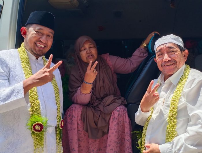 FOTO: Calon Bupati dan Wakil Bupati Sumenep Achmad Fauzi dan KH. Imam Hasyim meminta doa dan restu Nyai. Hj. Nurul Isyaiyah untuk maju di Pilkada Sumenep, Selasa, (1 Oktober 2024).