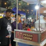 FOTO: Calon Bupati Sumenep Achmad Fauzi Wongsojudo saat berbincang bersama pelaku UMKM di area Tajamara.