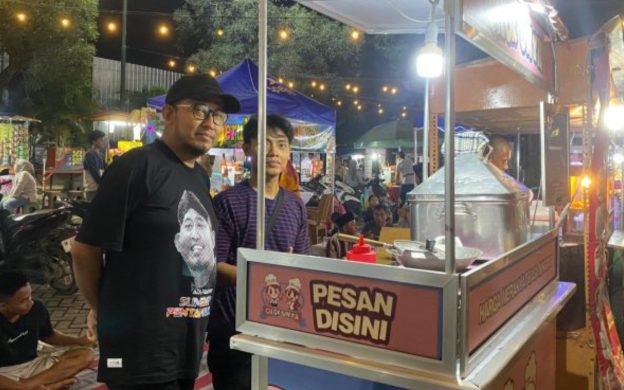 FOTO: Calon Bupati Sumenep Achmad Fauzi Wongsojudo saat berbincang bersama pelaku UMKM di area Tajamara.