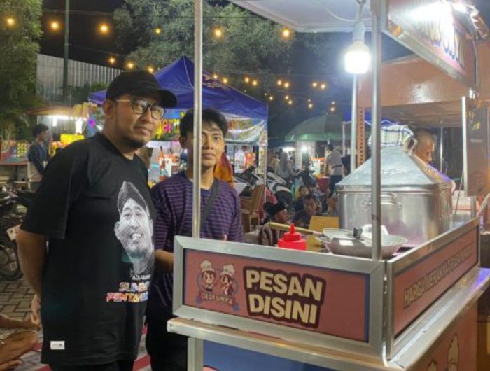 FOTO: Calon Bupati Sumenep Achmad Fauzi Wongsojudo saat berbincang bersama pelaku UMKM di area Tajamara.