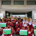 FOTO: Direktur Kepatuhan BPRS Bhakti Sumekar Sumenep RB. Moh. Saleh Hadi Pradipta, saat sesi foto bersama para siswa SDN Romben Rana Kecamatan Dungkek, dalam kegiatan Jelajah Literasi Keuangan.