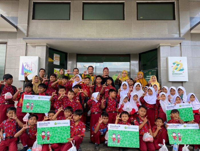 FOTO: Direktur Kepatuhan BPRS Bhakti Sumekar Sumenep RB. Moh. Saleh Hadi Pradipta, saat sesi foto bersama para siswa SDN Romben Rana Kecamatan Dungkek, dalam kegiatan Jelajah Literasi Keuangan.