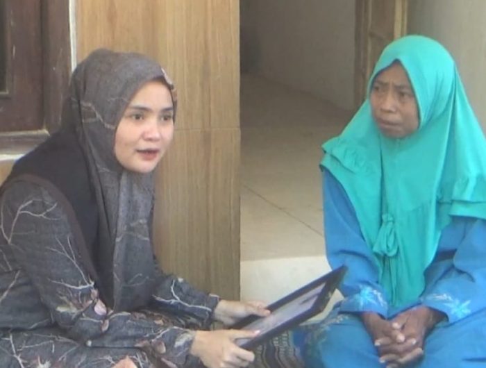 FOTO: Nia Kurnia Fauzi (jilbab hitam) takziyah ke rumah korban KDRT hingga tewas di Desa Lenteng Timur, Kecamatan Lenteng, Sumenep, Jawa Timur, Rabu (9/10/2024).