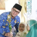 FOTO: Pj Bupati Masrukin memberikan santunan kepada anak yatim binaan Masjid Asy Syuhada.