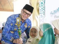 FOTO: Pj Bupati Masrukin memberikan santunan kepada anak yatim binaan Masjid Asy Syuhada.